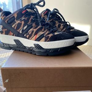 Burberry shoes / sneakers